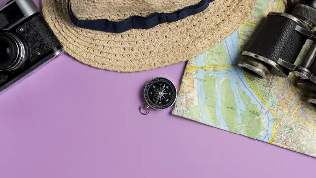 Olenbee-Olenday-Cheque-vacance : Des affaires de voyage ; appareil photo, chapeau, boussole, jumelles , et carte de voyage sur fond violet