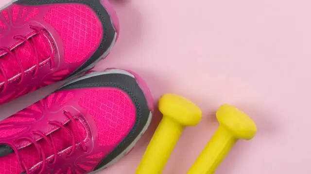 Olenbee - Olensport : baskets roses flashy et petits haltères jaunes, sur fond rose clair