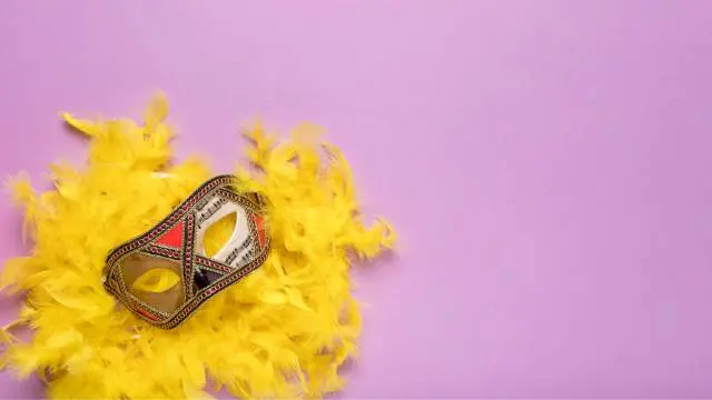 Olenpass - Olenbee - Chèque Culture : des éléments de déguisement comme un masque de bal masqué et un boa à plumes jaunes sur le coin inférieur gauche d'un fond violet