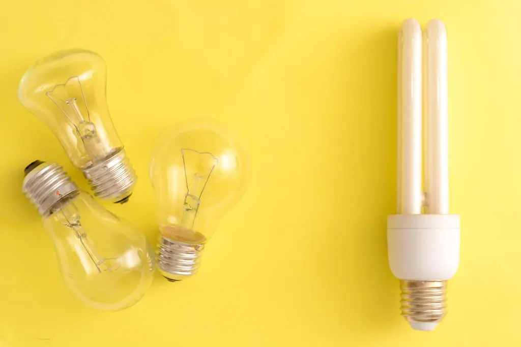 Sur fond jaune, à gauche des ampoules allogènes et à droite une ampoule LED