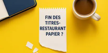 Photo prise du dessus avec un fond jaune vif un carnet ouvert sur le coin supérieur gauche, une tasse de café et un papier "arraché" d'un carnet qui affiche la phrase "fin des titres-restaurant papier ?"