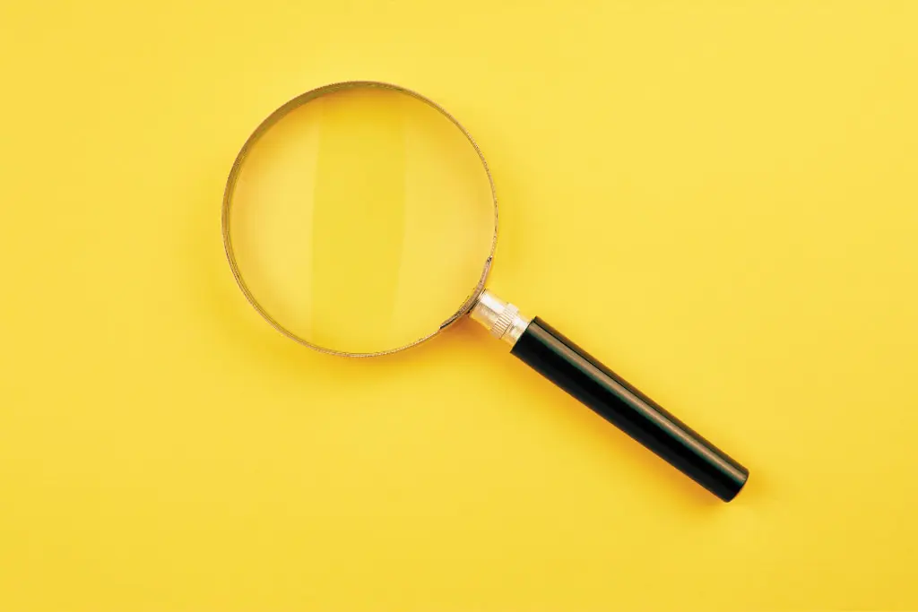 Une loupe sur un fond jaune