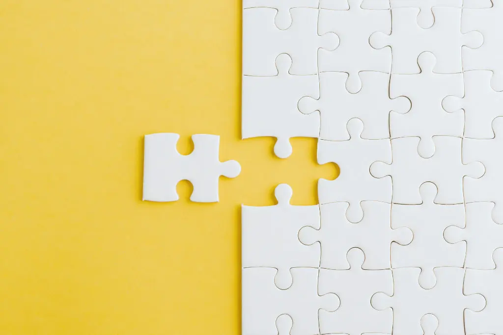 La dernière pièce d'un puzzle blanc qui va venir s'emboîter, sur fond jaune