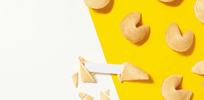 Biscuits de fortune sur un fond divisé en diagonale, blanc a gauche et jaune à droite