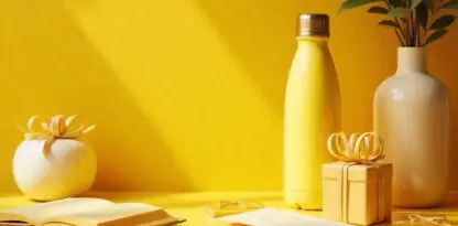 Photo monochromatique d'objets de bureau dont une gourde, une plante et une boîte cadeau, posés sur une table