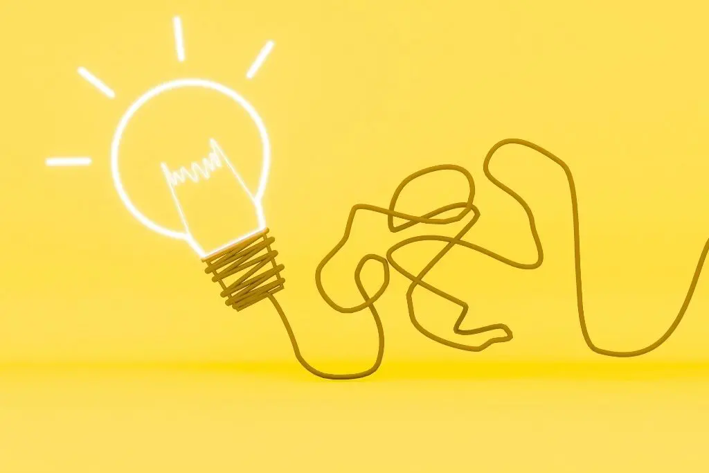 Sur fond jaune, illustration d'une ampoule éclairée, avec son fil un peu emmêlé sur la droite