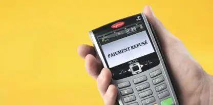 Sur fond jaune, une main tiens un TPE qui affiche "paiement refusé"