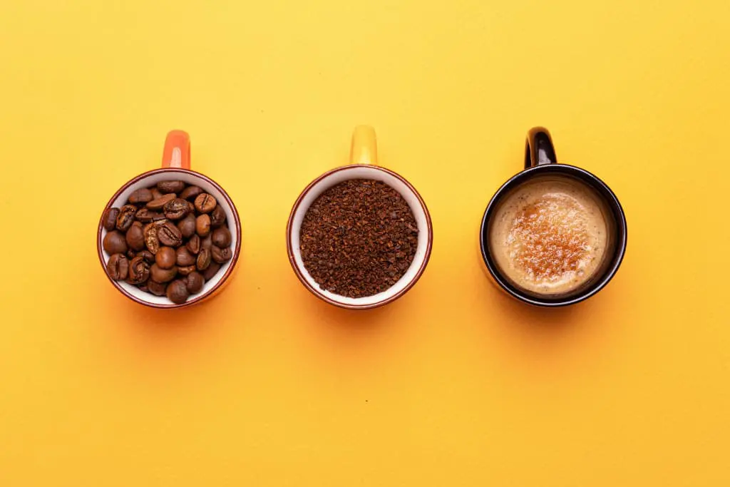 Sur fond jaune, trois tasses de café différentes vues du dessus