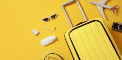 Sur fond jaune, en partant du coin inférieur droit des éléments qui évoquent les vacances ; valise, lunettes de soleil, chapeau, avion,...