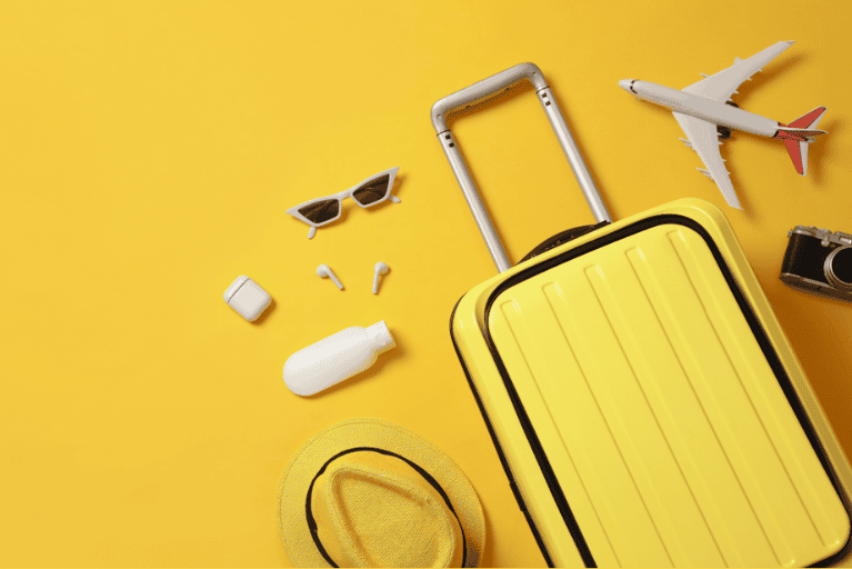 Sur fond jaune, en partant du coin inférieur droit des éléments qui évoquent les vacances ; valise, lunettes de soleil, chapeau, avion,...