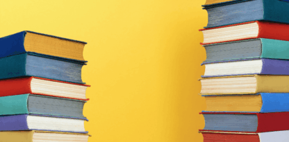 Sur fond jaune, des piles de livres de part et d'autre de l'image