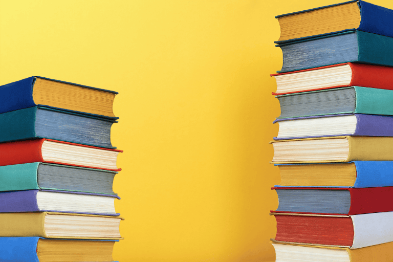 Sur fond jaune, des piles de livres de part et d'autre de l'image