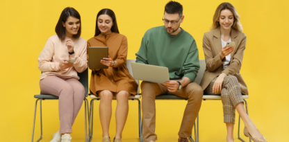 Sur fond jaune, des jeunes femmes et hommes sont assis sur des chaises et discutent en regardant leurs ordinateurs ou smartphones, en attendant leur entretien de recrutement