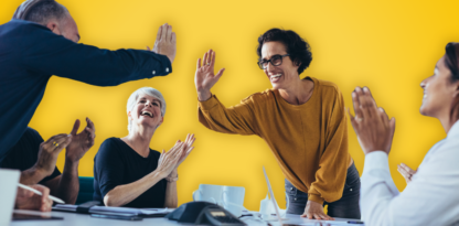 Sur fond jaune, une équipe joyeuse travaille ensemble