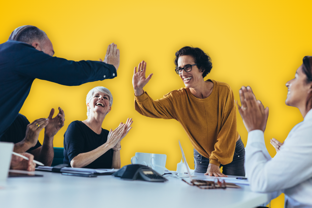 Sur fond jaune, une équipe joyeuse travaille ensemble