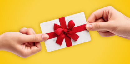 Sur fond jaune, deux mains tiennent de part et d'autre une carte chèque cadeaux entourée d'un ruban rouge