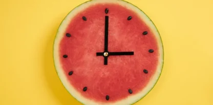 Horloge pastèque sur fond jaune