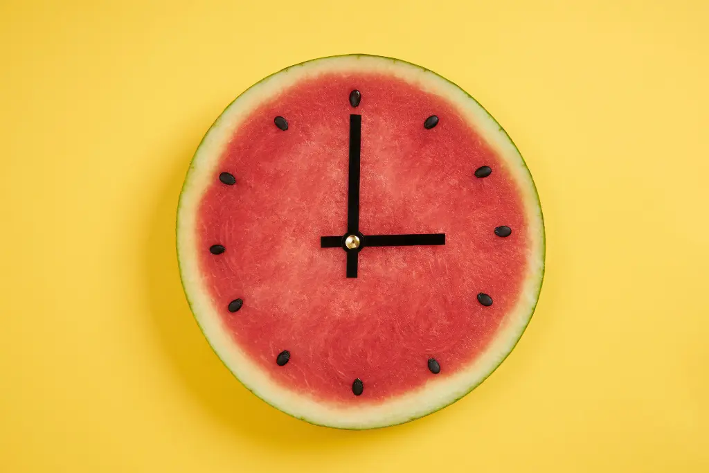Horloge pastèque sur fond jaune