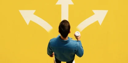 Sur fond jaune et vu du dessus, un homme tenant un café fait face à trois flèches partant dans 3 directions différentes.