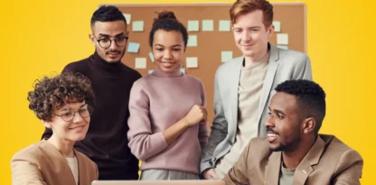 Sur fond jaune, une équipe de jeunes employés sont réunis devant un ordinateur, souriants