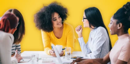 Sur fond jaune, photo d'une équipe qui accueille une nouvelle collaboratrice, souriant autour d'un bureau