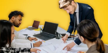 Sur fond jaune, une photographie d'une équipe qui travaille autour d'une table couverte de documents