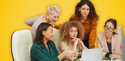 Sur fond jaune, une équipe d'élues du CSE choisissent leur solution cadeaux pour les salariés
