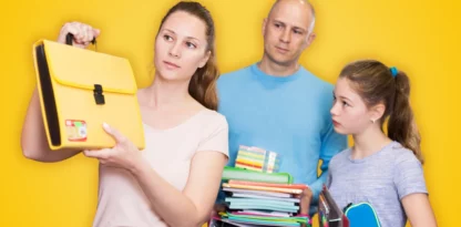 Sur fond jaune, des parents qui achètent les fournitures scolaires avec leur enfant