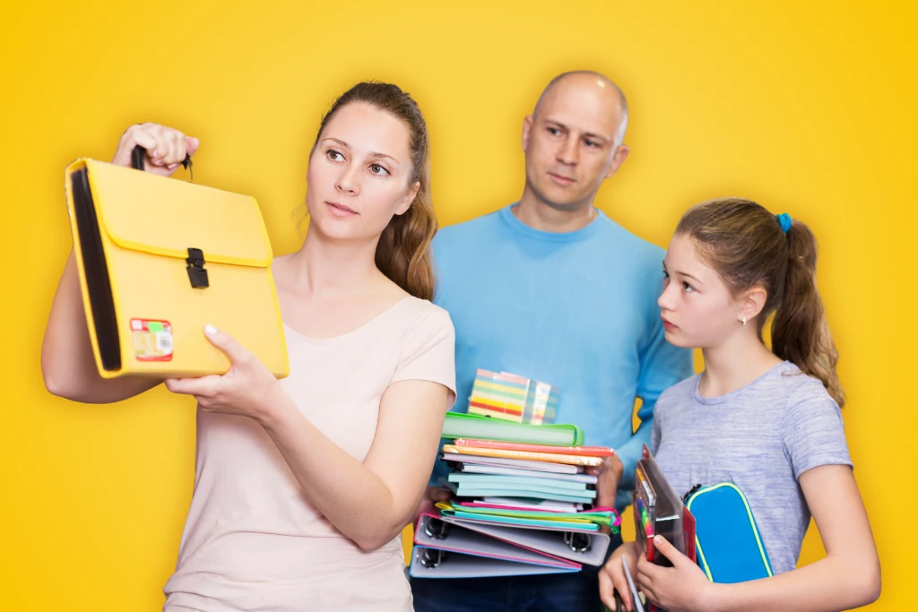 Sur fond jaune, des parents qui achètent les fournitures scolaires avec leur enfant